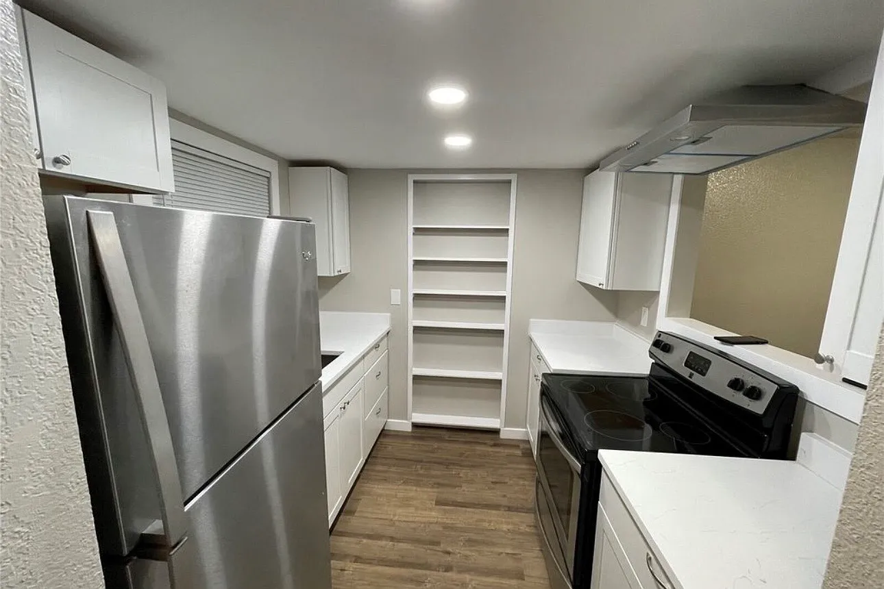 3 bed, 1125 sqft, $3,400 — Photo 2