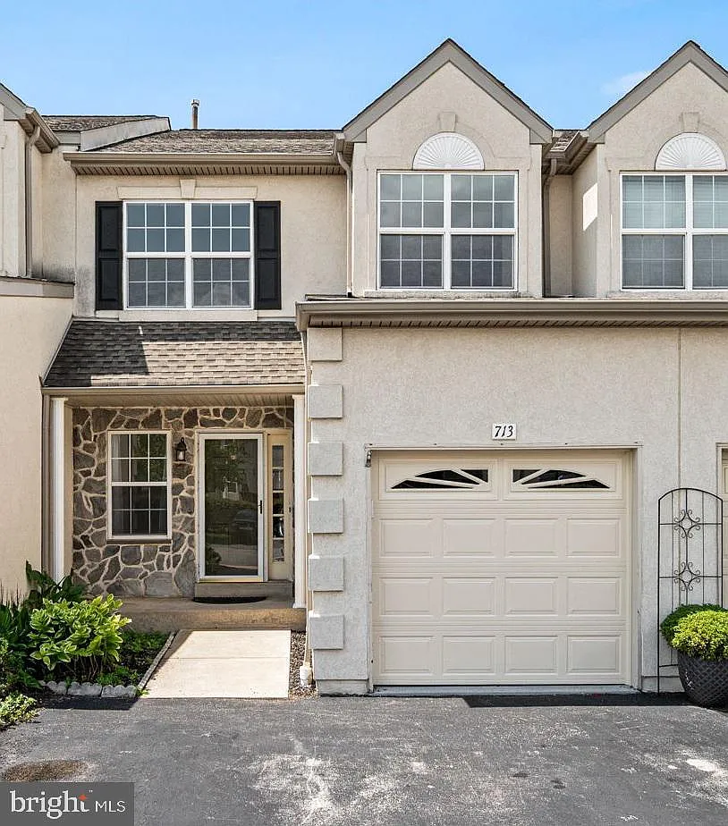 3 bed, 2.5 bath, 2714 sqft, $3,400 — Photo 1