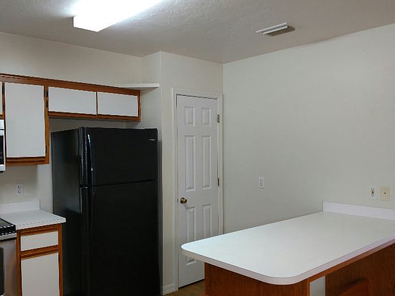 3rd image of 398 SE Rosewood Cir