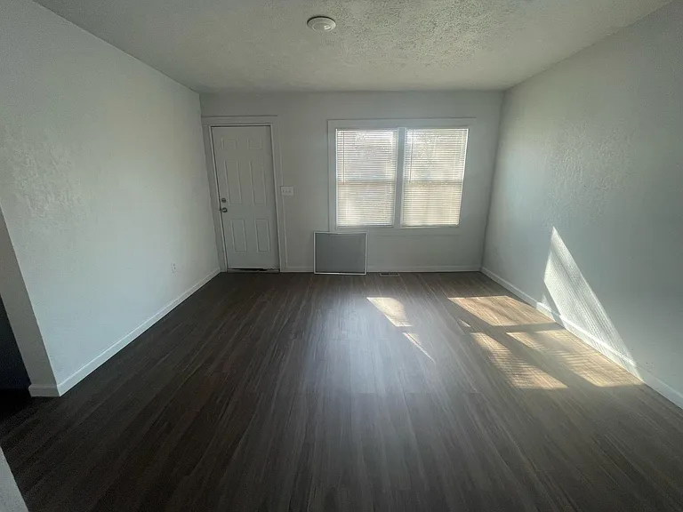 539 Kitchener St — Photo 3
