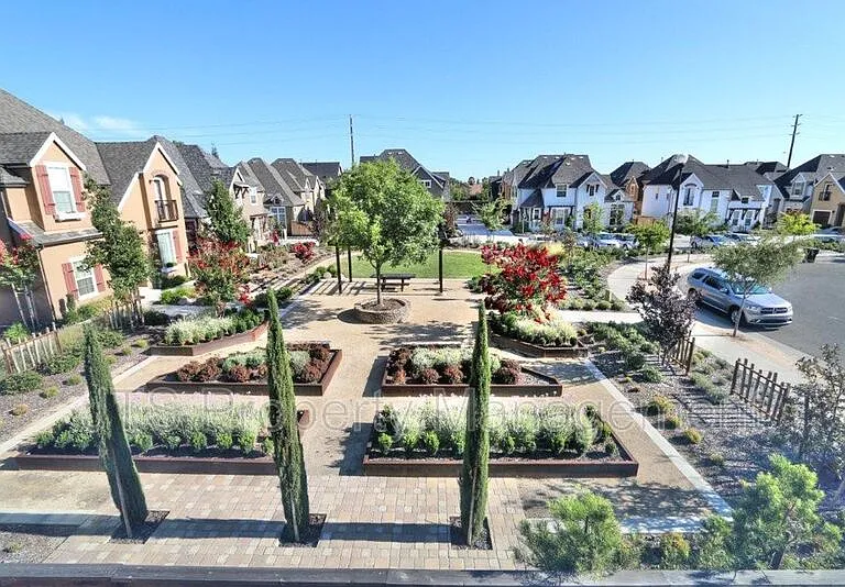 1349 Piper Pl — Photo 37