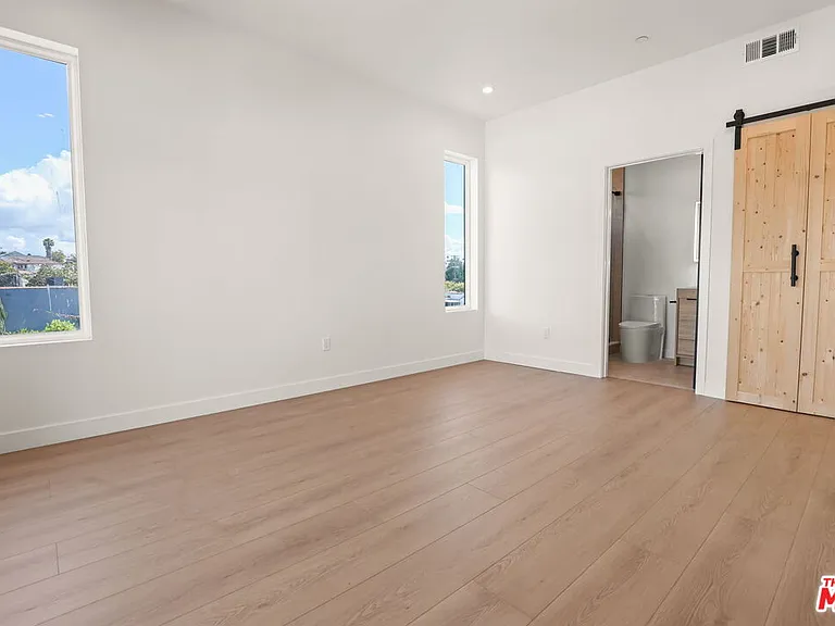 2135 S Longwood Ave #1/2 — Photo 33