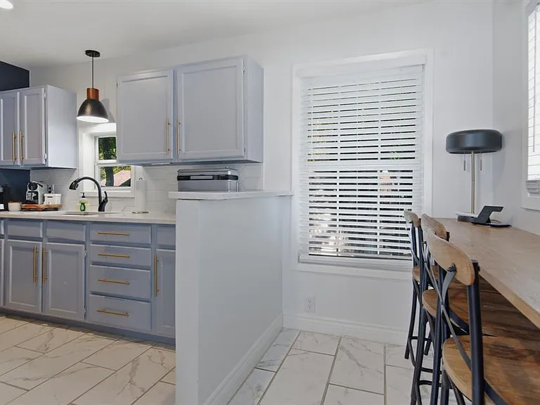 908 Haskell St — Photo 10