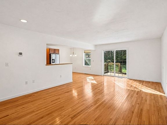 4th image of 18 Alden Dr