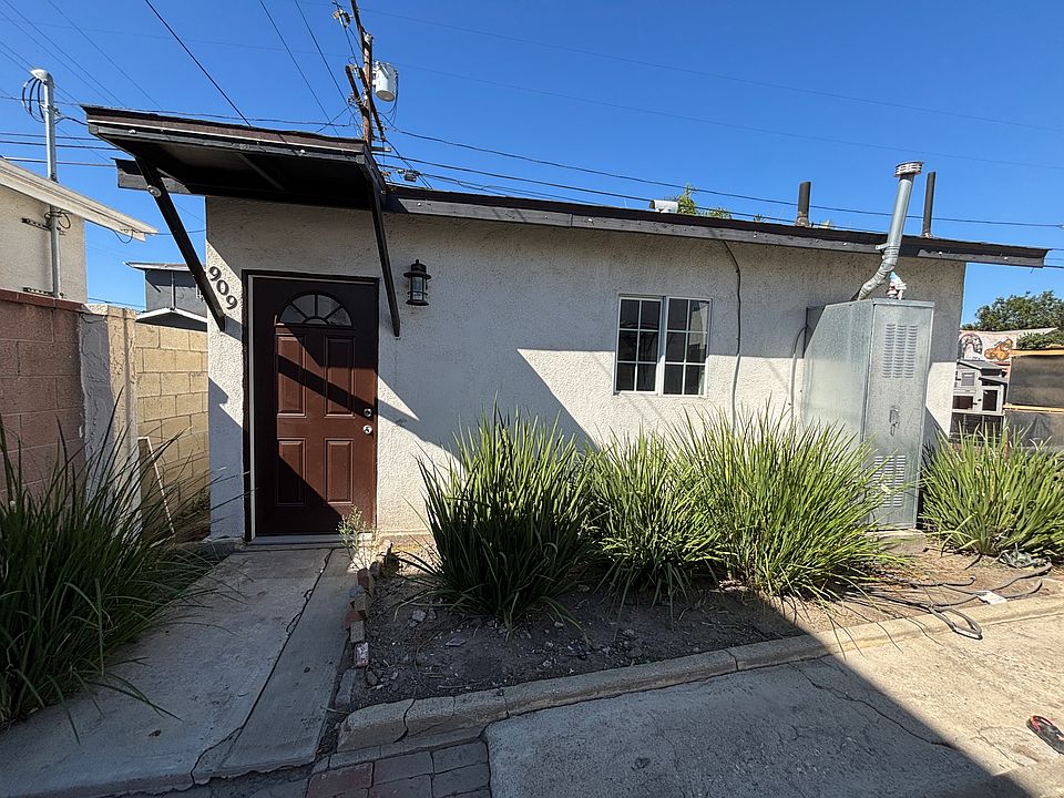 Font of unit, shared yard