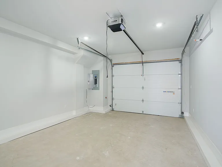2460 Dickinson St — Photo 5