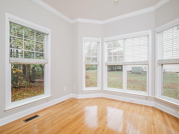 5th image of 295 Clubhouse Dr