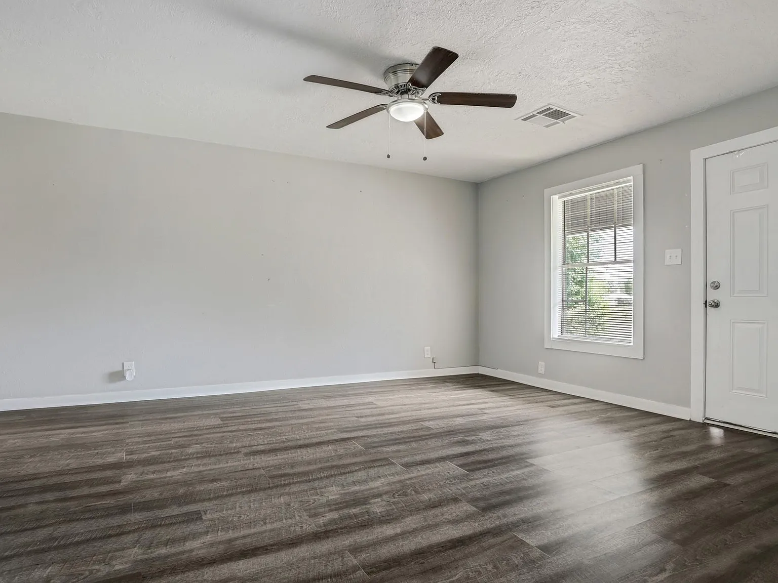 4 bed, 1.0 bath, 1206 sqft, $1,350 — Photo 2
