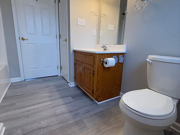 Modern full bathroom with sleek finishes with bathtub on the left side