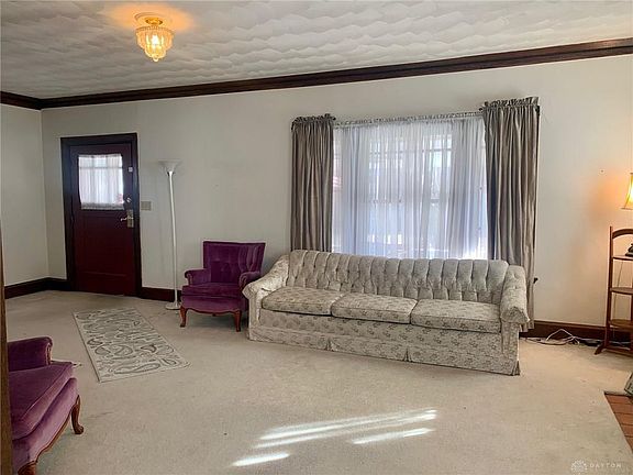3rd image of 821 Manhattan Ave