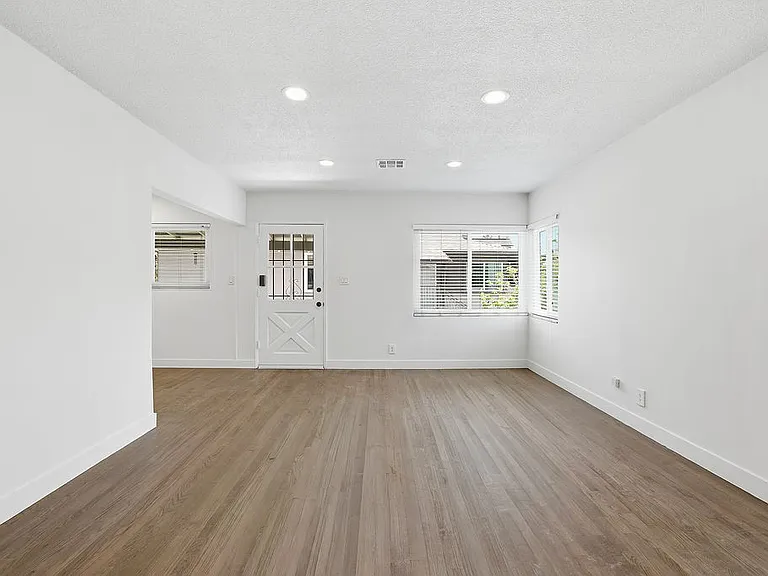 14153 Moorpark St — Photo 12