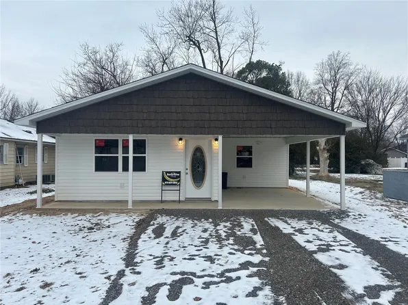 307 N Catalpa St, Dexter, MO 63841