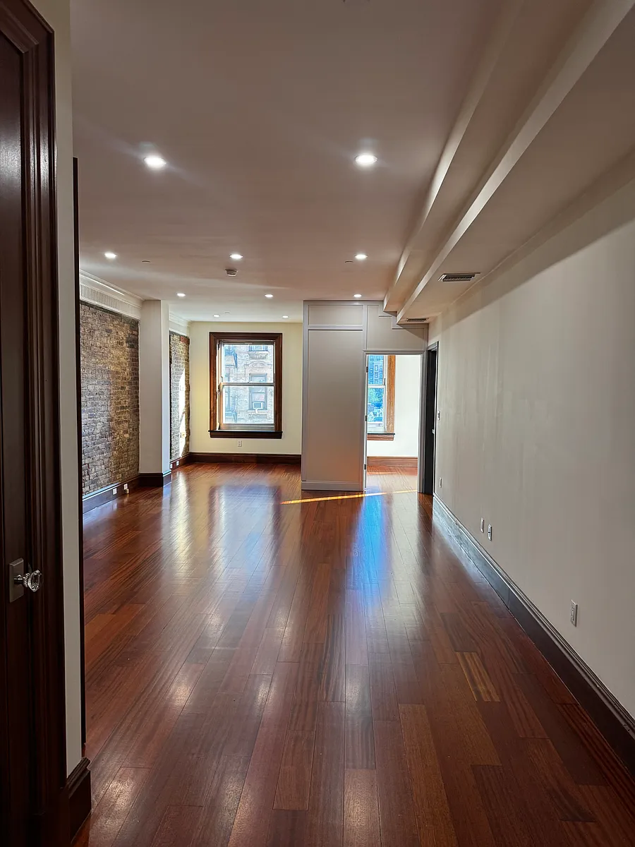 Building Photo - 411 W 39th St #5