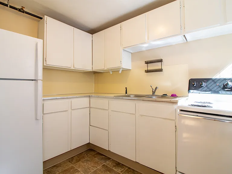 The Topanga Apartments — Photo 15