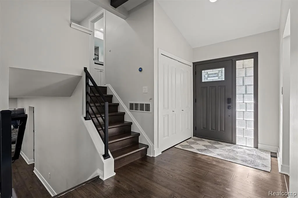 4 bed, 2.0 bath, 2118 sqft, $4,950 — Photo 2