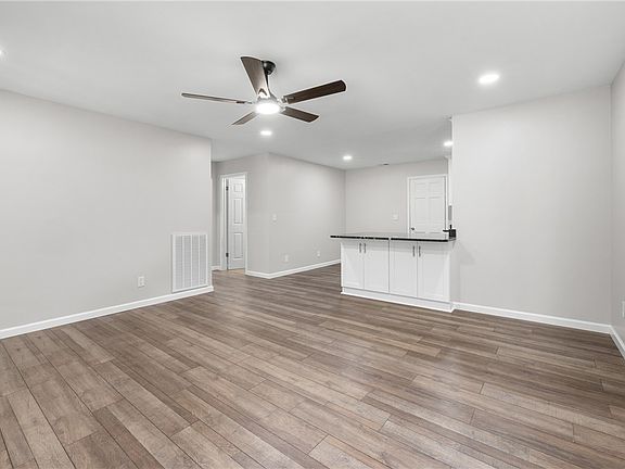 4th image of 629 Laurel Dr