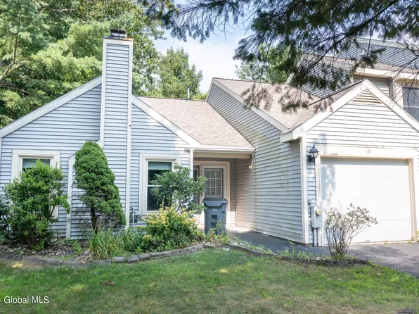 19 Generals Way, Halfmoon, NY 12065