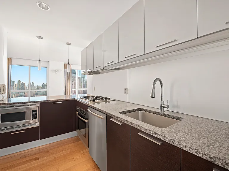 350 W 42nd St #44D — Photo 7
