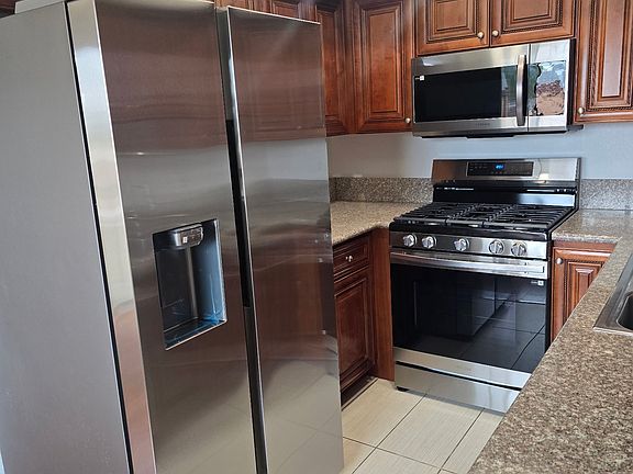 2nd image of 1165 Spazier Ave #202