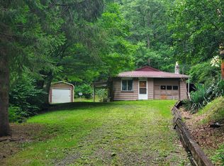 4047 Packs Branch Rd, Mount Hope, WV 25880