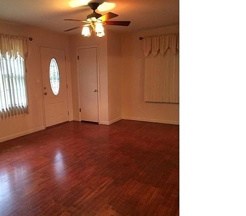 Family Room w/hardwood floor