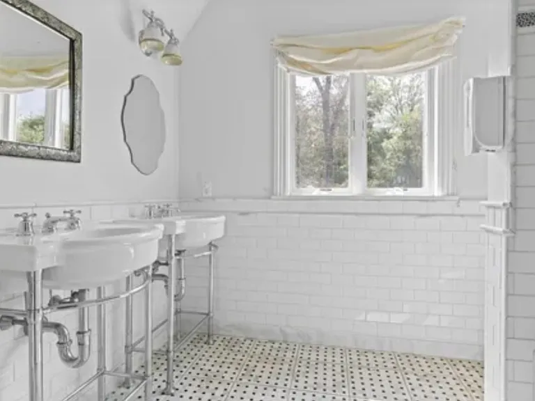 2nd floor Bathroom