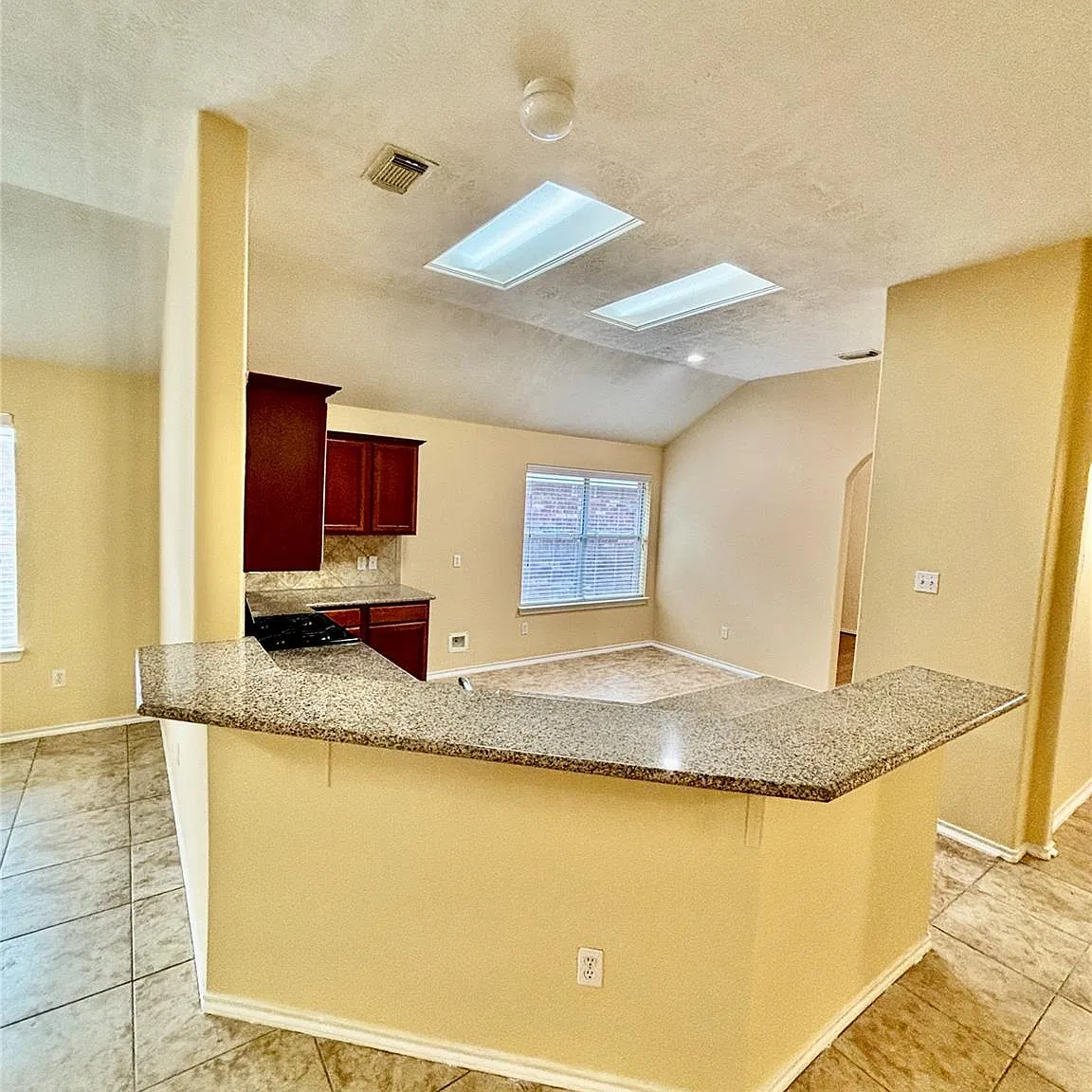 4 bed, 2.0 bath, 1897 sqft, $2,450 — Photo 4