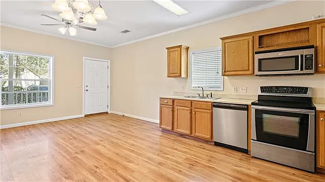 3 bed, 2.0 bath, 1040 sqft, $1,600 — Photo 4