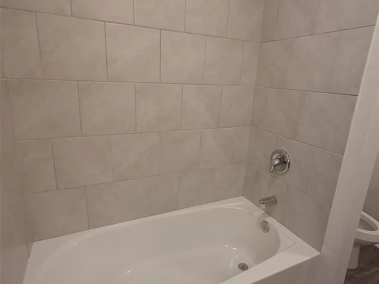 405 Riverdale Dr — Photo 5