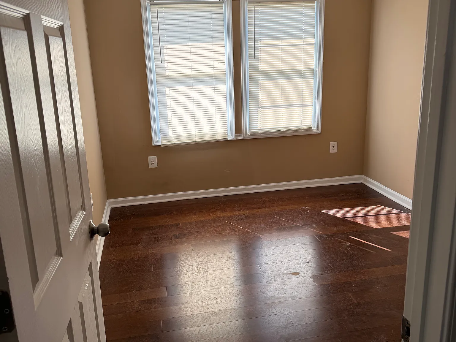 4 bed, 100 sqft, $750 — Photo 4