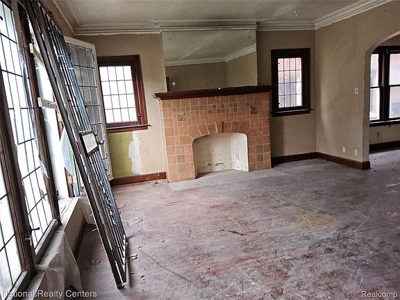 2nd image of 3225 Fullerton St