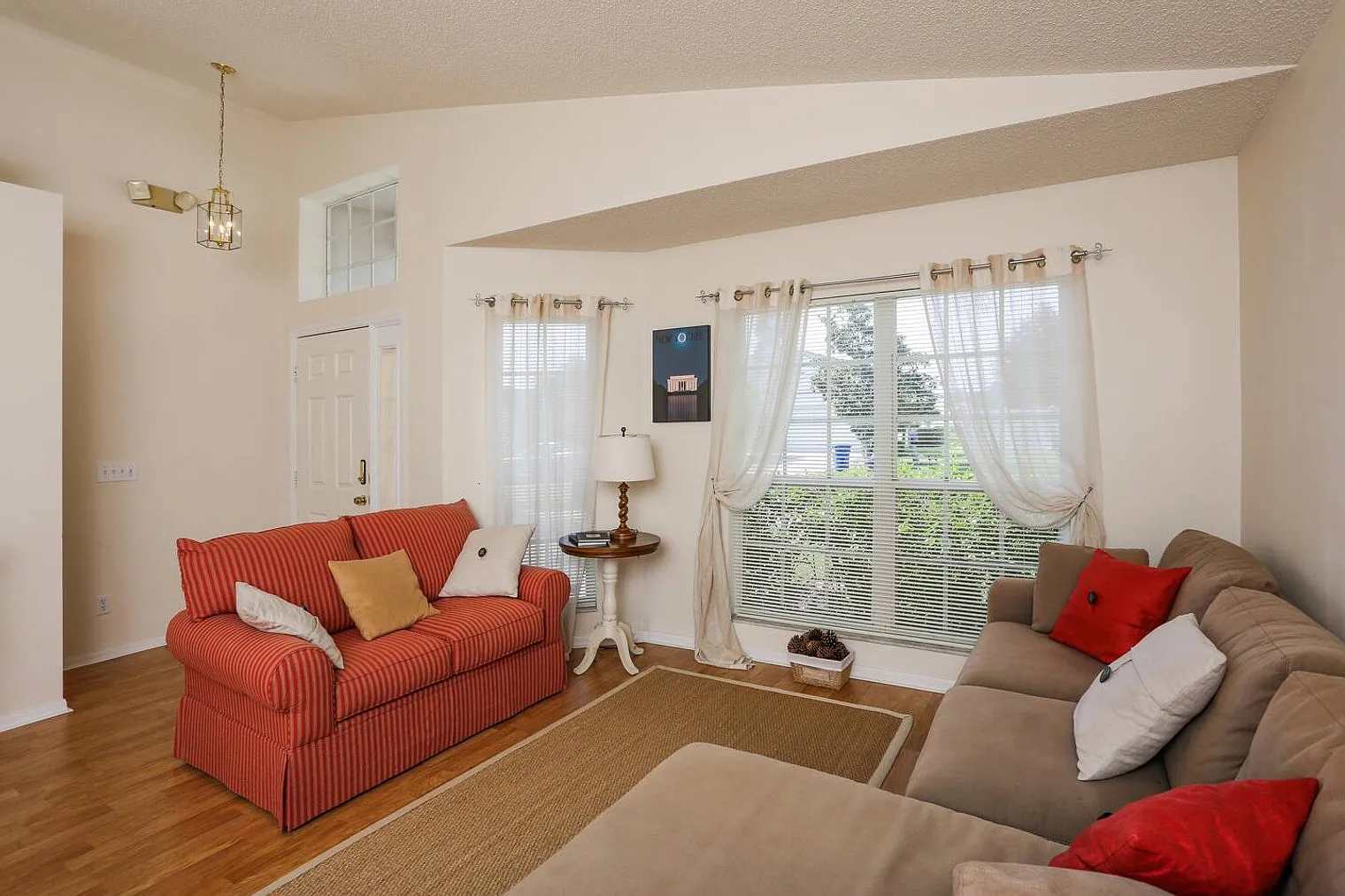 3 bed, 2.0 bath, 1829 sqft, $4,710 — Photo 4