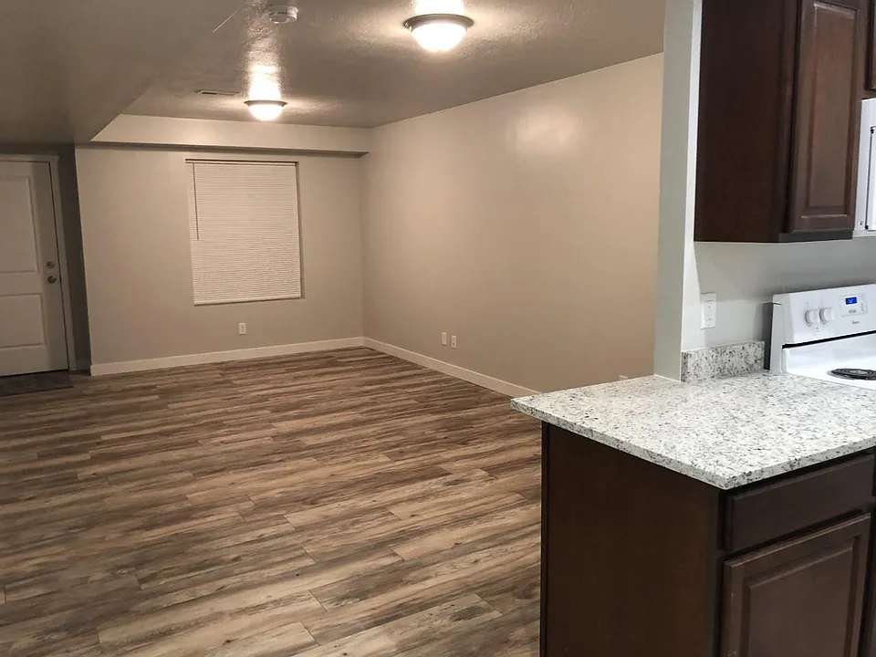 3 bed, 1000 sqft, $1,900 — Photo 4