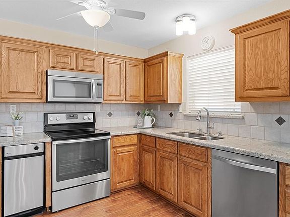 3rd image of 16 Woodlawn Way