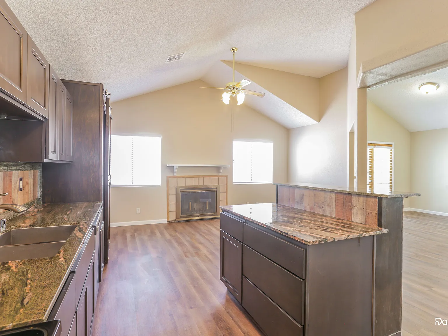 3 bed, 2.5 bath, 1637 sqft, $2,055 — Photo 2