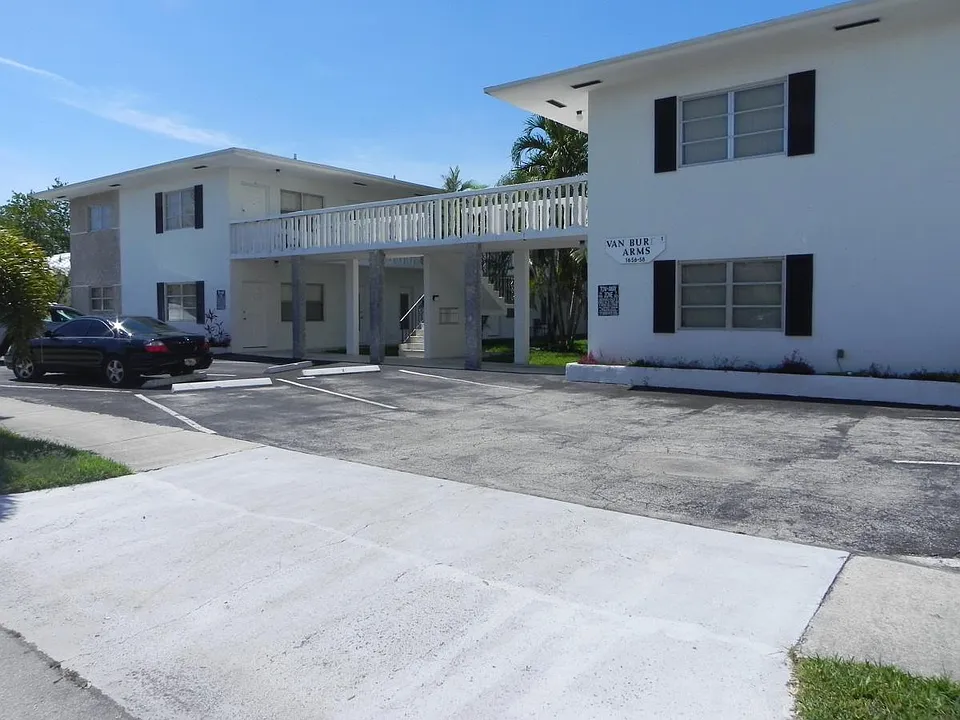 1650 Van Buren St