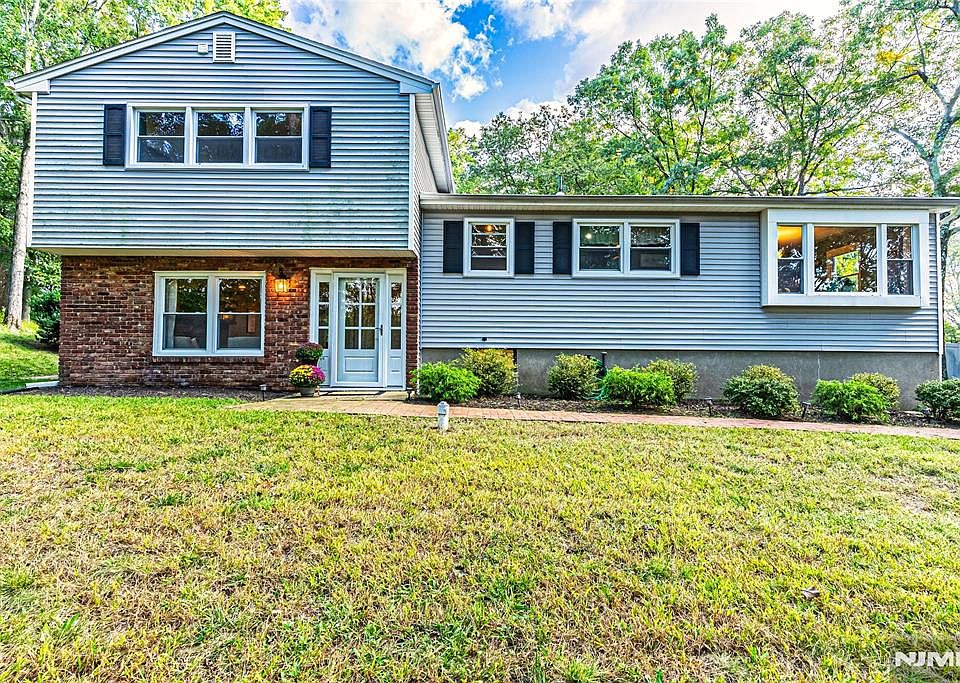 1st image of 9 Whitman Dr