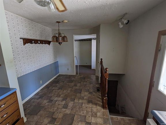 5th image of 3132 Carlson Ave