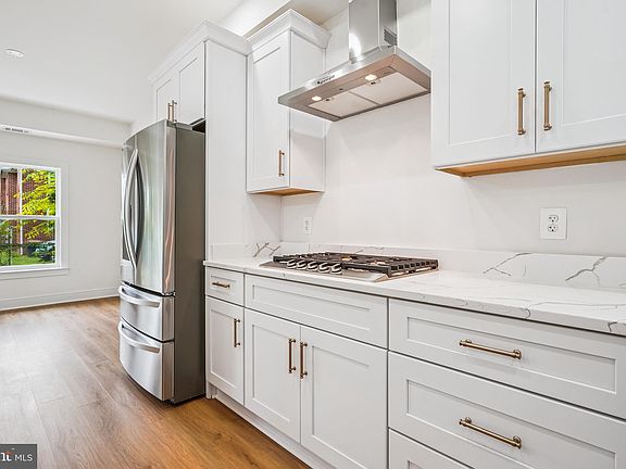 4th image of 215 McKinney St