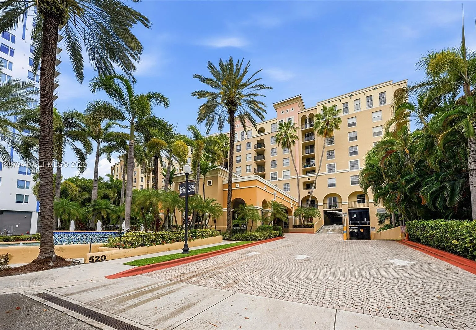 Las Olas By The River Con — Photo 1