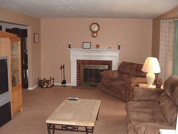 1957 Byrd Dr, Living Rm