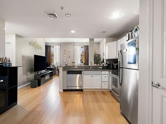 4th image of 170 Oxford St Unit 403