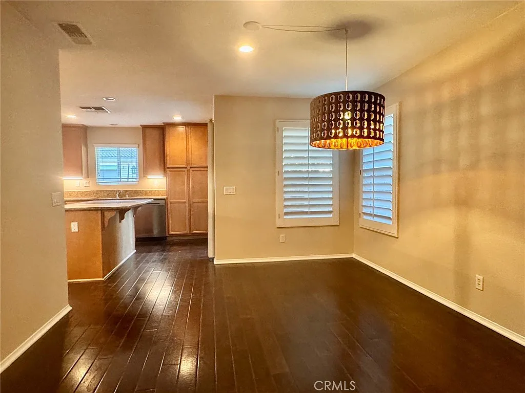 4 bed, 2118 sqft, $3,700 — Photo 4