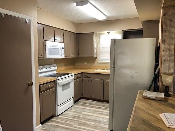 3rd image of 9440 Glengreen Dr