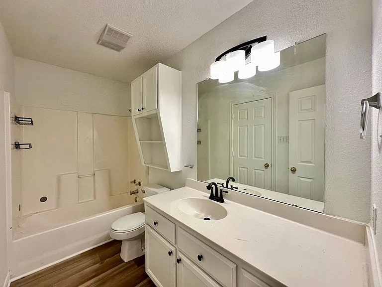 1231 Wood Ave — Photo 6