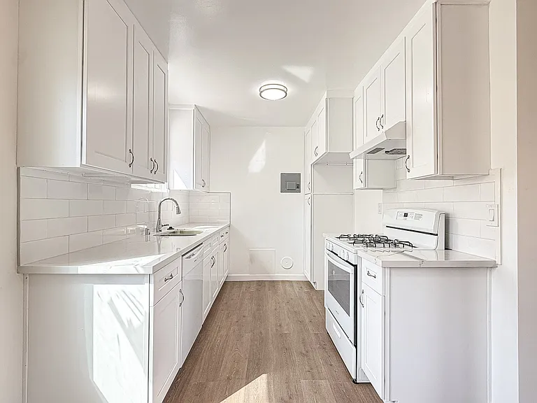 625 E Verdugo Ave #F — Photo 7