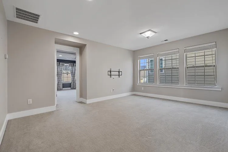 4004 Willow Green Pl — Photo 33