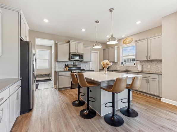 2133 Johanna Cir, Lino Lakes, MN 55038
