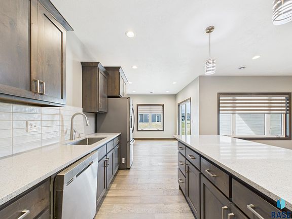 5th image of 301 Granite Ave