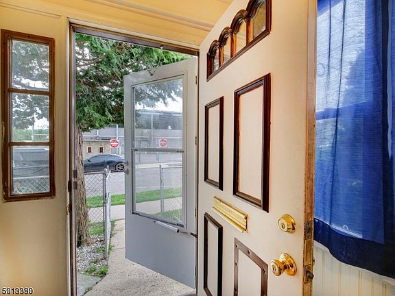 3rd image of 60 Bell St